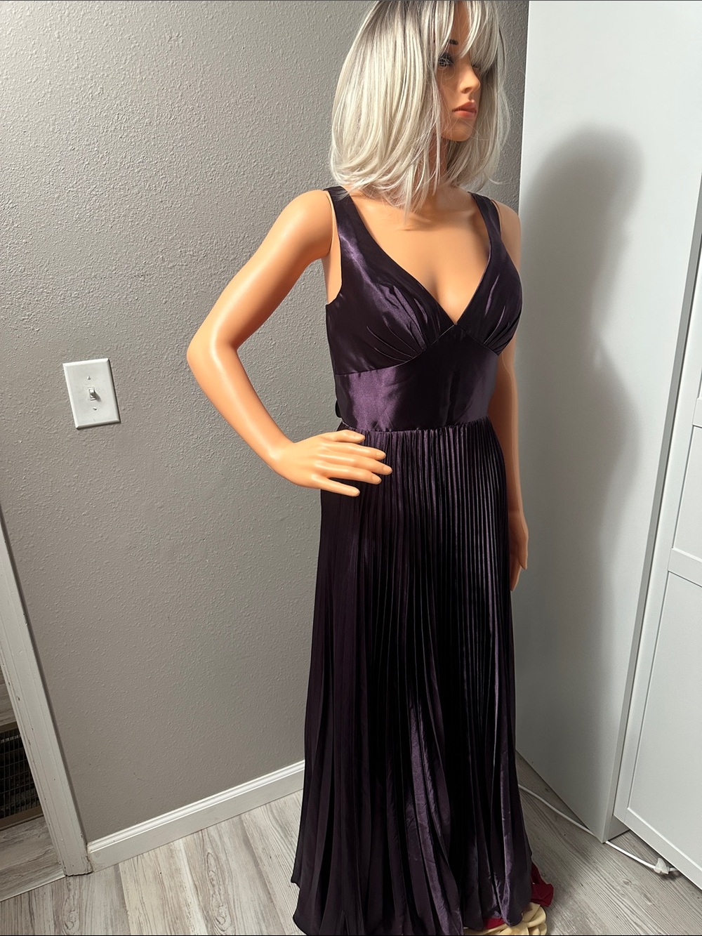 ๐Deep Plum V-Neck pleated sleeveless midi NWT dress - M ๐ - Picture 7 of 11